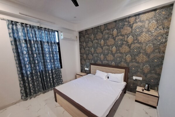 Deluxe Room | Premium bedding, desk, laptop workspace, iron/ironing board - Relax Homestay  (Udaipur)