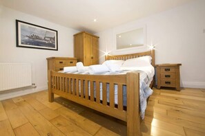 3 chambres, fer et planche à repasser, Wi-Fi, draps fournis