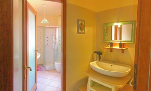 Shower, hair dryer, bidet, towels - Biriala Apartment 1 (Santa Maria Navarrese)