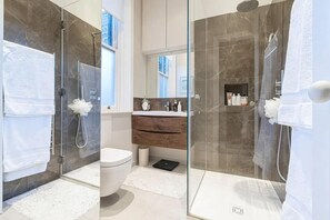Apartamento | Baño | Ducha, secador de pelo, toallas y jabón
