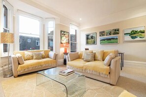 Apartamento | Zona de estar | Televisión LED de 43 pulgadas con canales digitales