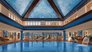 Una piscina cubierta