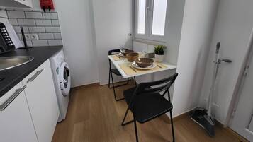 Coffee/tea maker, fridge, microwave, stovetop