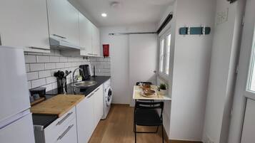 Coffee/tea maker, fridge, microwave, stovetop