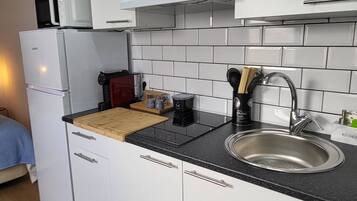 Coffee/tea maker, fridge, microwave, stovetop