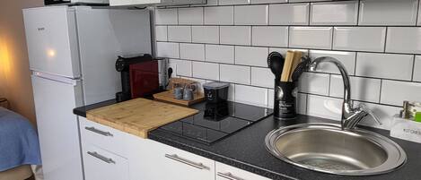 Frigorífico, microondas, placa de cocina y cafetera o tetera