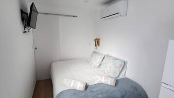Ferros/tábuas de passar roupa, acesso à internet, roupa de cama