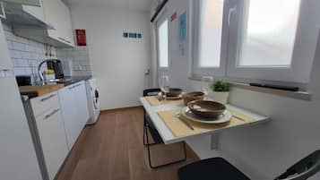 Cafeteira/chaleira, geladeira, micro-ondas, cooktop