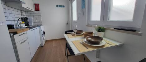 Kjøleskap, mikrobølgeovn, kokeplater og kaffetrakter/tekoker