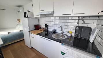 Cafeteira/chaleira, geladeira, micro-ondas, cooktop