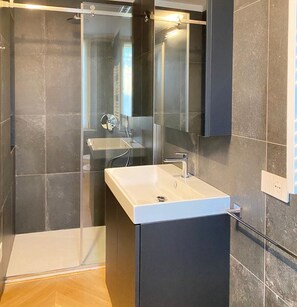 Bidet - One bedroom apartment- Bandello 22 (Milan)