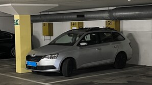 Een parkeergarage met een auto op een gemarkeerde parkeerplaats.