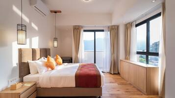 Executive Suite | Free minibar, desk, laptop workspace, soundproofing