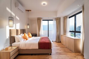 Executive Suite | Minibar con snack e bevande gratuite, una scrivania, postazione laptop
