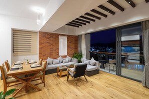 Executive Suite | Living area | Flat-screen TV