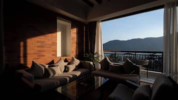 Penthouse Suite | Zona de estar | Una televisión de pantalla plana