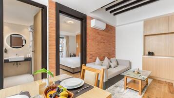 Deluxe Suite | Oppholdsområde | Flatskjerm-TV