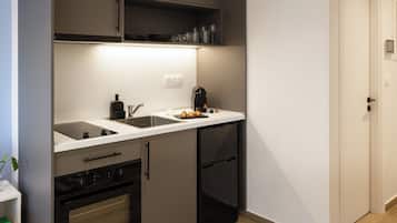Double Studio | Cocina privada | Frigorífico, horno, placa de cocina y utensilios de cocina