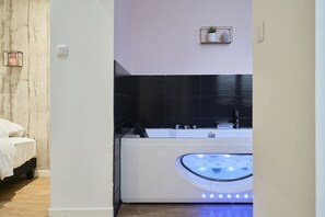 Shower, jetted tub, hair dryer, towels - Suite Symphony - Olympe Suites & Spa - Lille/Tourcoing/Belgium (Tourcoing)