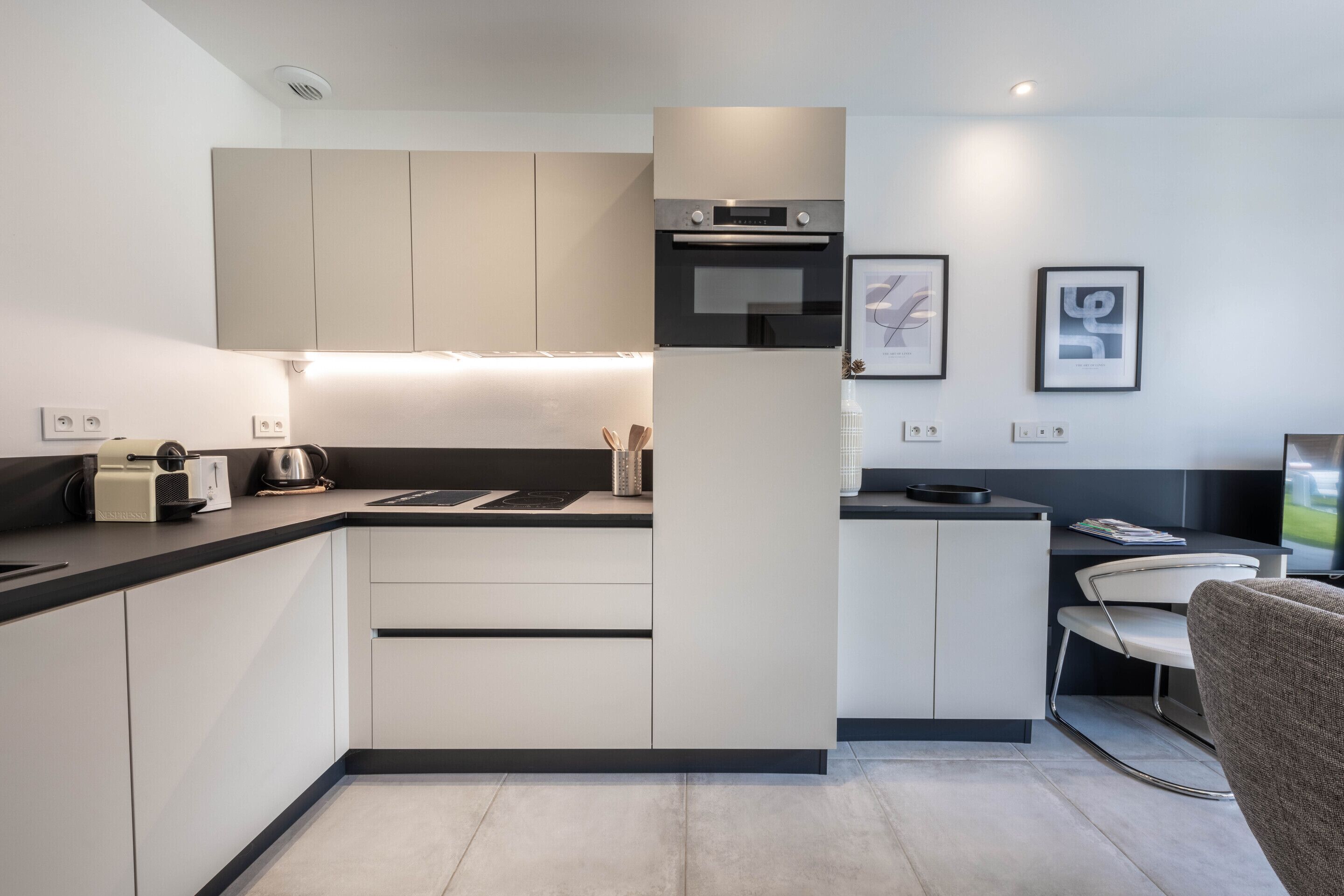 Departamento de lujo, vista a la alberca (T2) | Cocina privada | Refrigerador con congelador, microondas, horno y parrilla de estufa 