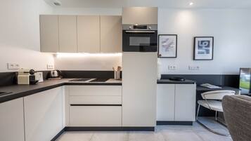 Departamento de lujo, vista a la alberca (T2) | Cocina privada | Refrigerador con congelador, microondas, horno y parrilla de estufa