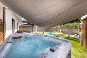 Apartament de luxe, vistes a la piscina (T2) | Banyera d'hidromassatge a l'aire lliure