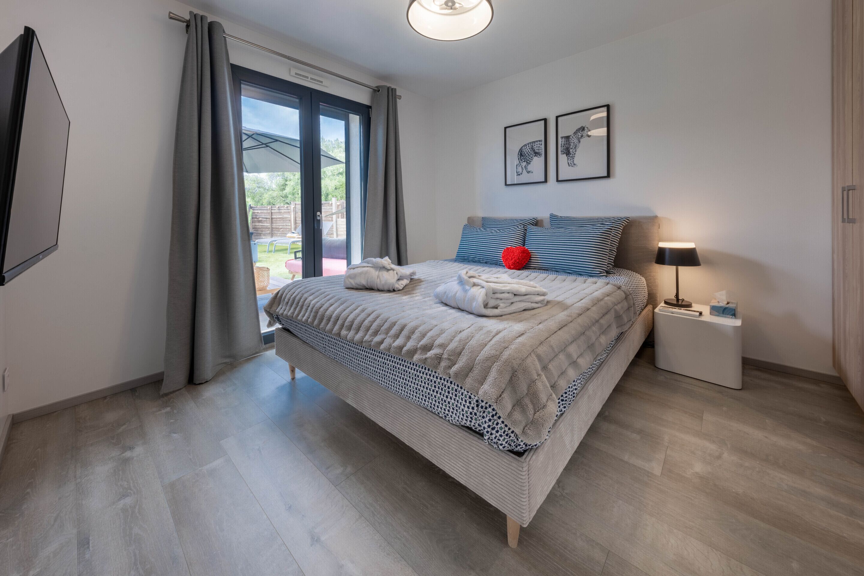 Apartemen Mewah, pemandangan kolam renang (T2) | Meja kerja, ruang kerja ramah laptop, dan tirai kedap cahaya