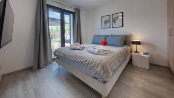 Apartemen Mewah, pemandangan kolam renang (T2) | Meja kerja, ruang kerja ramah laptop, dan tirai kedap cahaya