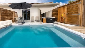 Departamento Deluxe, vista a la alberca (T2) | Alberca al aire libre | 2 albercas al aire libre