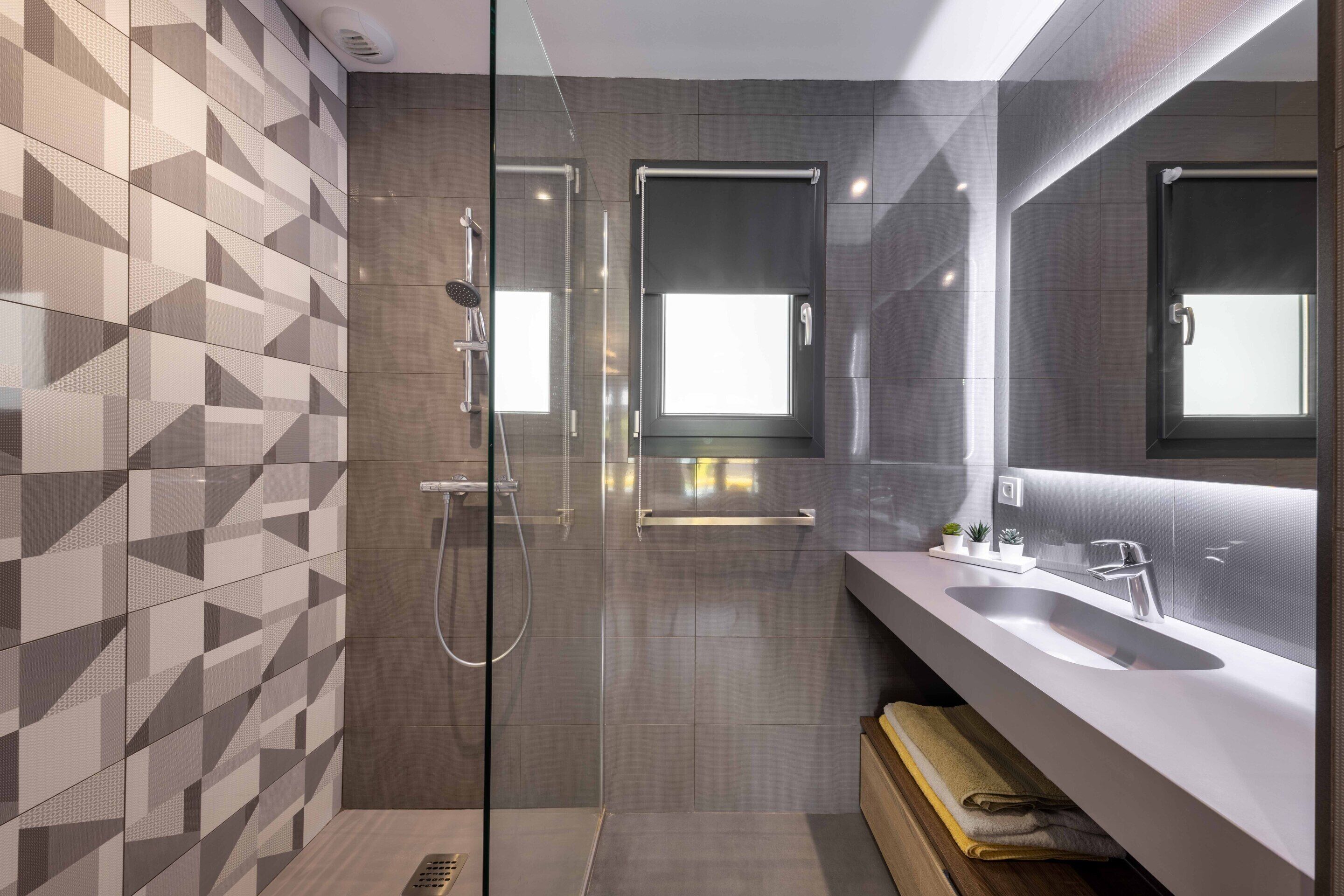 Departamento de lujo, vista a la alberca (T2) | Baño | Regadera, secadora de cabello, toallas, jabón 