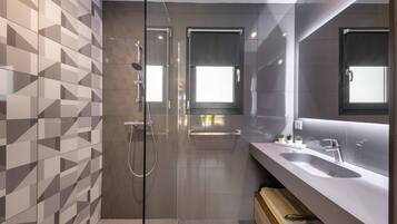 Departamento de lujo, vista a la alberca (T2) | Baño | Regadera, secadora de cabello, toallas, jabón