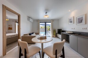 Appartement Deluxe, vue piscine (T2) | Bar lounge