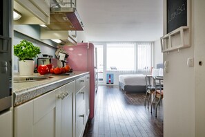 Refrigerador, horno, parrilla de estufa y cafetera y tetera 