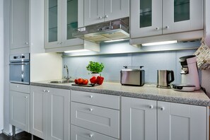 Fridge, oven, stovetop, coffee/tea maker