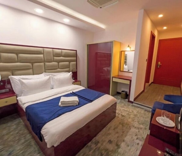 コンフォート ダブルまたはツインルーム バルコニー コートヤードビュー | WiFi (無料)