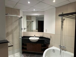 Bathroom - Room in Guest Room - Huge Master Room With Private Balcony (Dubai)