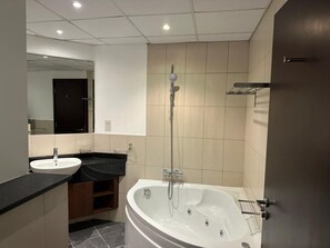 Bathroom - Room in Guest Room - Huge Master Room With Private Balcony (Dubai)