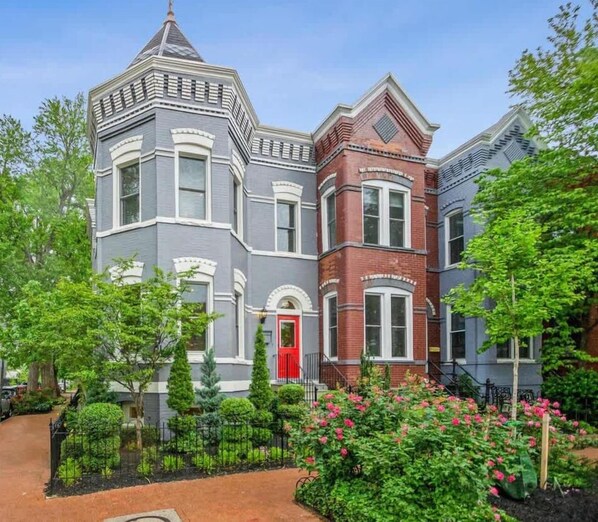 Exterior - Turreted Townhouse |Luxury|Walk to Capitol Hill (Washington)