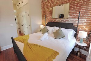 3 slaapkamers, een bureau, een strijkplank/strijkijzer, reisbedje