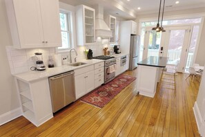 Fridge, microwave, oven, stovetop - Turreted Townhouse |Luxury|Walk to Capitol Hill (Washington)