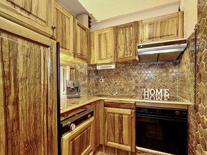 Fridge, microwave, dishwasher - Luxury Mountain Refuge in Courchevel 1850 with Parking and Wifi (Courchevel)