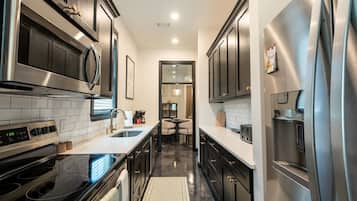 Refrigerador, microondas, horno y parrilla de estufa