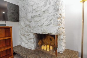 Interior - Charming 3 Bed, 2 and a half Bath Family Oasis - Pool, BBQ, Fire Pit (Spokane Valley)