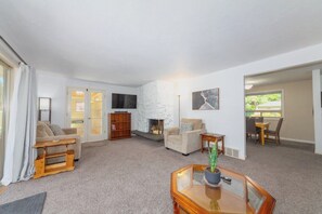 TV, fireplace, offices - Charming 3 Bed, 2 and a half Bath Family Oasis - Pool, BBQ, Fire Pit (Spokane Valley)