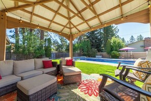 Terrace/patio - Charming 3 Bed, 2 and a half Bath Family Oasis - Pool, BBQ, Fire Pit (Spokane Valley)