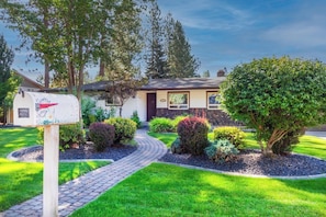 Exterior - Charming 3 Bed, 2 and a half Bath Family Oasis - Pool, BBQ, Fire Pit (Spokane Valley)