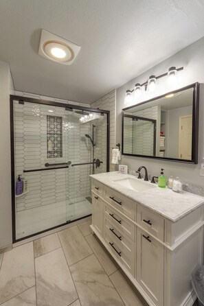 Shower, hair dryer, towels