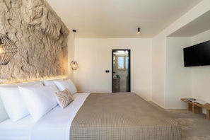 Chambre Double Deluxe, balcon, vue piscine | Rideaux occultants, chambres insonorisées, fer et planche à repasser