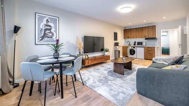 A modern apartment with a dining area, a living room, and a kitchen. - Chatillon · Renovated apartment ~ Chatillon (Châtillon)
