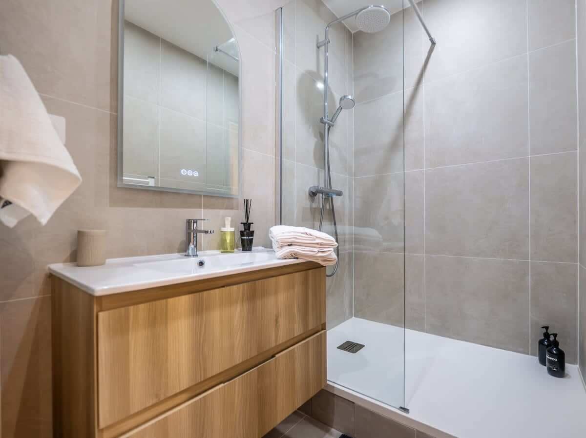 Douche, sèche-cheveux, serviettes fournies